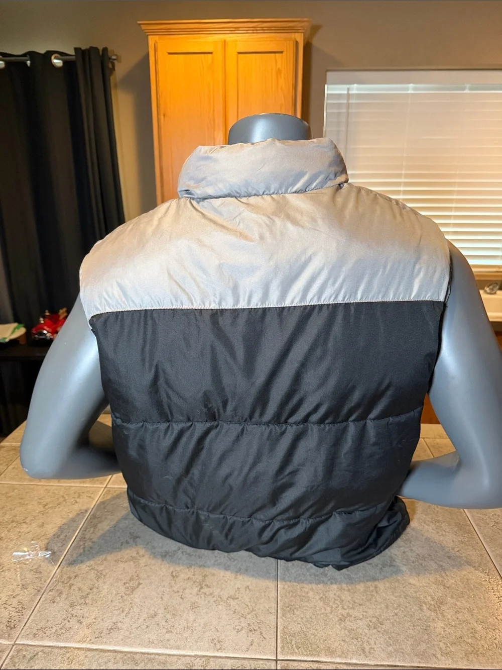 U.S. Polo Assn. Men’s Black and Light Gray Puffer Vest Size XL